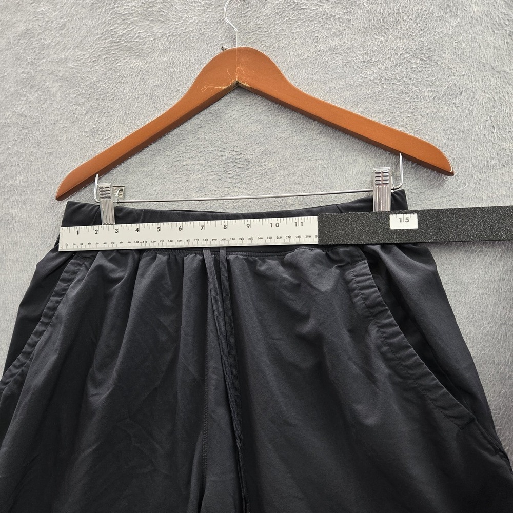 Under Armour Men Activewear Shorts L Black Sweat Heatgear‎ Logo Fitted 7" Inseam